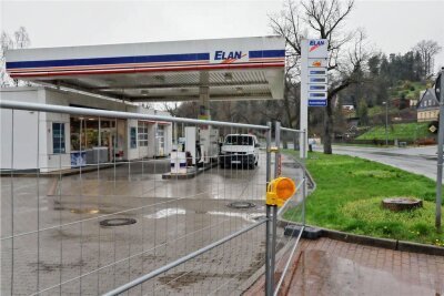 Die Elan Tankstelle auf der Dresdner Straße in Hohenstein-Ernstthal ist seit Montag abgesperrt.