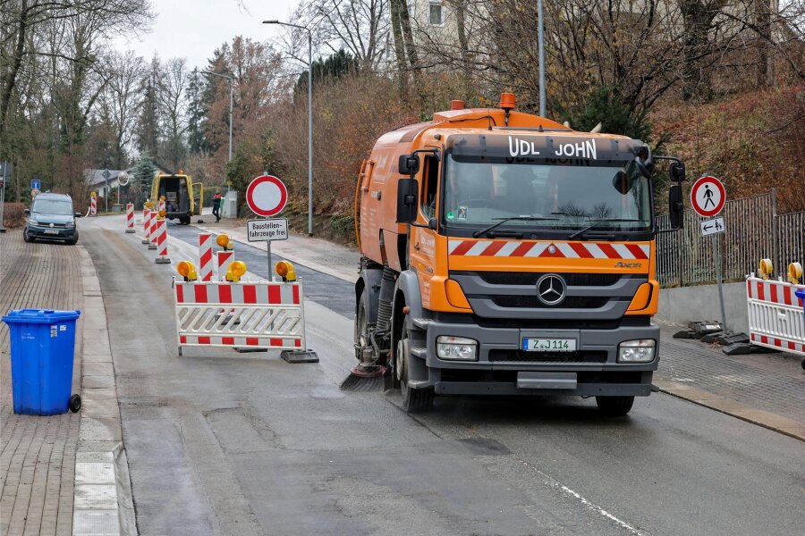 Hohenstein-Ernstthal: Wichtige Straße wieder offen - Am Freitagnachmittag waren unter anderem letzte Reinigungsarbeiten auf der Straße erledigt worden.