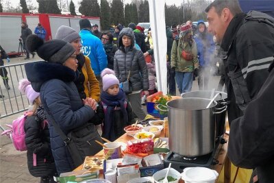 Hohenstein-Ernstthaler bringt Hilfe in die Ukraine - Steve Schuffenhauer (rechts) war einer der Helfer, welche die Flüchtlinge im Lager Korczowa mit Lebensmitteln versorgte. Der Andrang war groß.