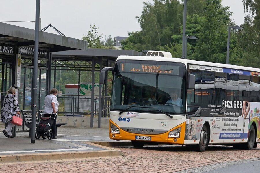 Hohenstein-Ernstthaler dürfen wieder kostenlos Bus fahren - Stadtbusline 1 und 2 fahren ab nächster Woche wieder kostenlos. 2020, als Hohenstein-Ernstthal die Aktion zum ersten Mal startete, nutzten 50 Prozent mehr Menschen den öffentlichen Nahverkehr. 