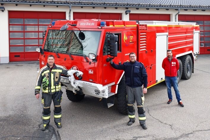 Hohenstein-Ernstthaler Feuerwehr seit Jahresbeginn im Dauerstress - Sven Weinhold, Rico Leuschner und Lars Friedrich (Foto von links) mit dem neuen Löschfahrzeug der Hohenstein-Ernstthaler Feuerwehr.