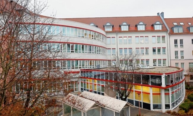Hohenstein-Ernstthaler Firma lässt Papierberge verschwinden - Das Sparkassengebäude in der Stadtmitte von Hohenstein-Ernstthal. Procurax nutzt hier 2248 Quadratmeter Bürofläche des ehemaligen Finanzamtes.