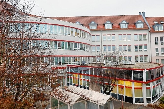 Hohenstein-Ernstthaler Firma lässt Papierberge verschwinden - Das Sparkassengebäude in der Stadtmitte von Hohenstein-Ernstthal. Procurax nutzt hier 2248 Quadratmeter Bürofläche des ehemaligen Finanzamtes.