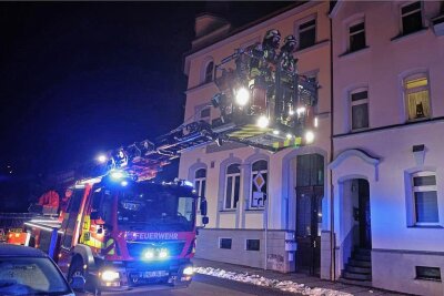 Hohenstein-Erntthal: Feueralarm entpuppt sich als falsch - Mit der Drehleiter ließen sich Feuerwehrleute auch über das Dach des Mehrfamilienhauses hochfahren, um dort nach einem Brandherd zu suchen. Gefunden wurde aber keiner. 