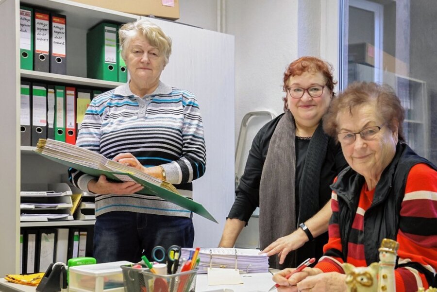 Hohenstein-Erstthaler Frauenzentrum will Spende für neues Warenkorb-Auto ansparen - Von links: Rosemarie Wendler kümmert sich im Frauenzentrum Hohenstein-Ernstthal um die Finanzen. Gabriela Panten ist für den Warenkorb zuständig. Heidemarie Berndt ist Leiterin des Frauenzentrums und Vorsitzende des dfb (Deutscher Frauenbund) Westsachsen.