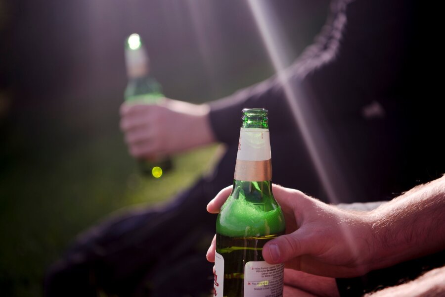 Hoher Alkoholkonsum schadet auch Dritten - Alkohol sei in Deutschland nach wie vor "Volksdroge Nummer eins".