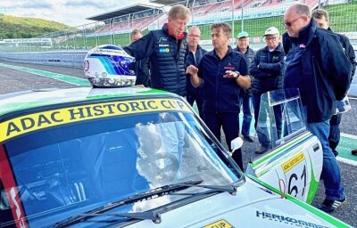 Hoher Besuch im "Porsche des Ostens" - Benzingespräche mit Rallye-Weltmeister Walter Röhrl: Jens Herkommer (M.) aus Crandorf genoss den hohen Besuch an der Strecke. 
