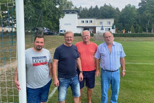 Sorgen sich nicht nur um den Vereinsfußball beim VFC Reichenbach: Schatzmeister David Petzold, Vereinschef Mike Müller sowie die Platzwarte Tobias Reitz und Ulf Schröter (von links). 