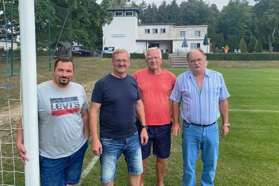 Sorgen sich nicht nur um den Vereinsfußball beim VFC Reichenbach: Schatzmeister David Petzold, Vereinschef Mike Müller sowie die Platzwarte Tobias Reitz und Ulf Schröter (von links). 