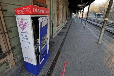 Hoher Sachschaden am Bahnhof in St. Egidien: Unbekannte sprengen Fahrkartenautomaten - Stark beschädigt: Der Fahrkartenautomat am Bahnhof in St. Egidien.