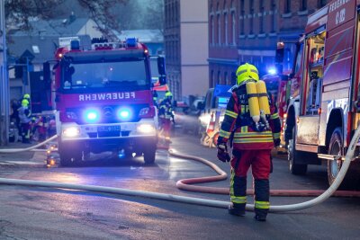 Hoher Sachschaden und mehrere Verletzte nach Wohnungsbrand in Reichenbach - Zu einem Wohnungsbrand ist am Samstagnachmittag in Reichenbach gekommen.
