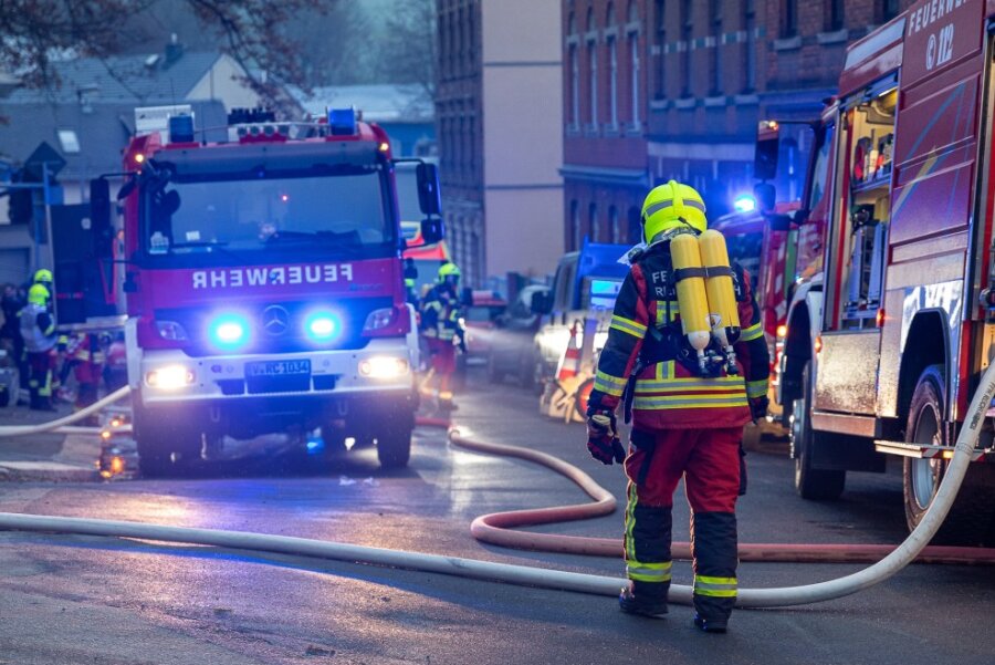 Hoher Sachschaden und mehrere Verletzte nach Wohnungsbrand in Reichenbach - Zu einem Wohnungsbrand ist am Samstagnachmittag in Reichenbach gekommen.