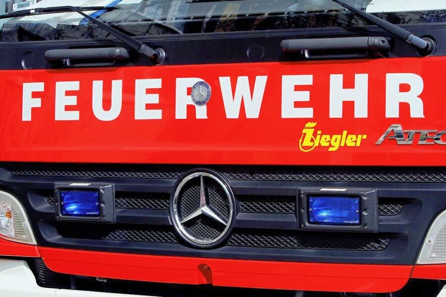 Hoher Schaden bei Carport-Brand in Bad Brambach - Die Feuerwehr wurde am späten Montagabend alarmiert. 