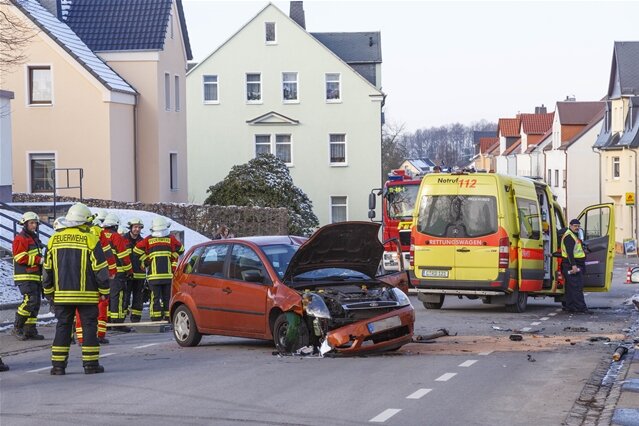 Hohndorf: Ford kracht gegen parkendes Auto - Bei einem Verkehrsunfall in Hohndorf ist eine Person verletzt worden.
