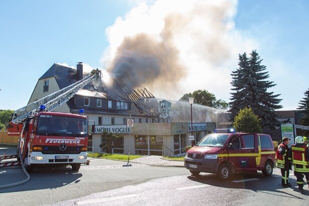 Hohndorf: Großbrand in Möbelhaus - 