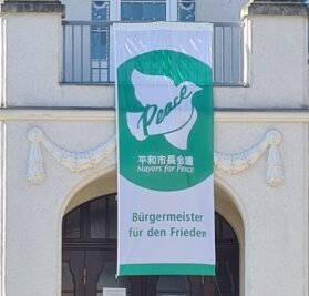 Hohndorf tritt Organisation für den Frieden bei - Die Fahne "Mayors for Peace" am Rathaus Lugau. 