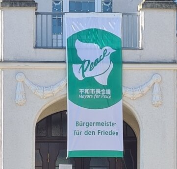 Die Fahne "Mayors for Peace" am Rathaus Lugau. 