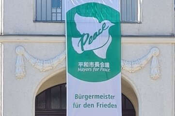 Hohndorf tritt Organisation für den Frieden bei - Die Fahne "Mayors for Peace" am Rathaus Lugau. 