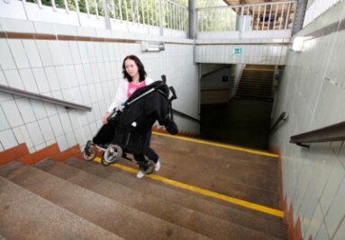 Hohndorfer muss Zugfahrt auf Bahnhof in Flöha abbrechen - Auch Eltern mit Kinderwagen haben es auf dem Flöhaer Bahnhof schwer. Mandy Abt muss ihren Kinderwagen ständig die Treppen hoch und runter tragen, weil es keinen Fahrstuhl gibt.