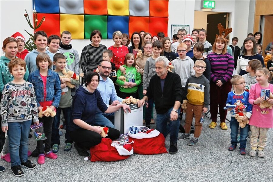 Holding erneuert Verbindung zu Rochlitzer Förderschule - Weihnachtsüberraschung für die Wilhelm-Pfeffer-Schule Rochlitz: André Balzer (Prokusist) und Vanessa Nitze (Marketing) von der Firma Eastcon übergaben einen Luftreiniger und kleine Geschenke an die Schule.