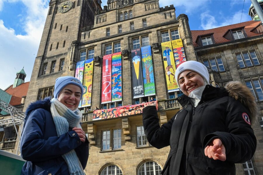Holen die Chemnitzer Friedensbanner 2025 einen Weltrekord in die Stadt? - Lina Aldiri und Wiaam Aldiri von der Chemnitzer Montessori-Schule gestalteten eines der Friedensbanner.