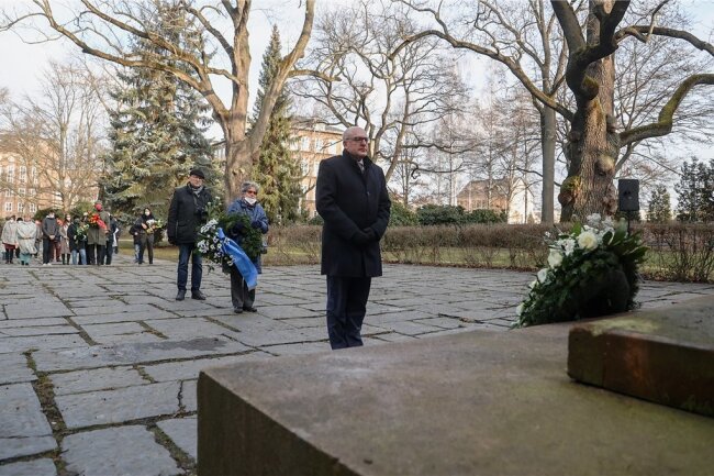 Oberbürgermeister Sven Schulze bei der Kranzniederlegung im Park der Opfer des Faschismus. Er appellierte an die Stadtgesellschaft, Erinnerungen an den Holocaust wach zu halten und Judenhass entgegenzutreten. 