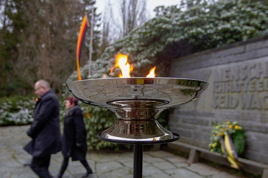 Plauens Oberbürgermeister Steffen Zenner (CDU) und Bürgermeisterin Kerstin Wolf (parteilos) legten an der Gedenkstätte für die Opfer des Nationalsozialismus einen Kranz nieder. 