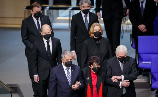 Mickey Levy, Sprecher der Knesset (vorn links) und Bundespräsident Frank-Walter Steinmeier stützen die Holocaust-Überlebende Inge Auerbacher.