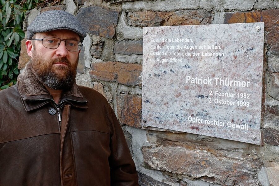 Udo Friedrich an der neuen Gedenktafel für den 1999 von Neonazis getöteten Patrick Thürmer. 