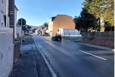 Holperpiste Auerbacher Straße in Klingenthal: Warum sich Bürger direkt an das Landesamt für Straßenbau und Verkehr wenden - An der Einmündung von Schillerstraße und Bärenloch ist die Fahrbahn der Auerbacher Straße sehr wellig.