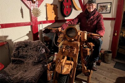 Holz auf zwei Rädern: Rolf Zimmer und sein einzigartiges Motorrad - In seinem Bikerstübchen in Taura steht das Motorrad aus Holz, das bis zu einer Geschwindigkeit von 30 Kilometern pro Stunde beschleunigen kann.