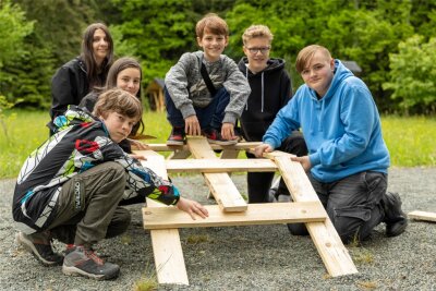 Holz steht in Eich im Mittelpunkt des Ferienprogramms - Familien können, ebenso wie diesem Jahr Schüler aus Zwickau, eine Leonardo-Brücke bauen.
