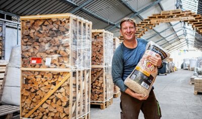 Holz und Kohle werden knapp - Thomas Kretschmann handelt in Hainichen mit Naturbrennstoffen. Der extrem gestiegenen Nachfrage könne er nachkommen, weil er langjährige Kontakte zu Lieferanten habe. 