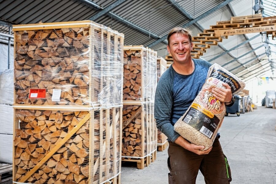 Holz und Kohle werden knapp - Thomas Kretschmann handelt in Hainichen mit Naturbrennstoffen. Der extrem gestiegenen Nachfrage könne er nachkommen, weil er langjährige Kontakte zu Lieferanten habe. 