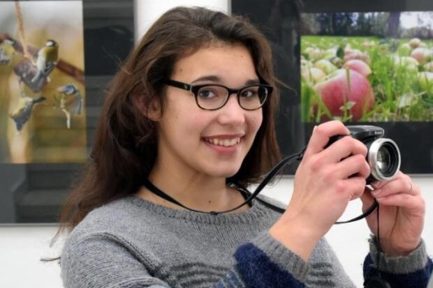 Holzbildhauer-Schau zum Jubiläum - Die 14-jährige Camilla Ahner war 2017 eine der jüngsten Teilnehmerinnen der Fotoausstellung "Hinterm Zaun - Lichtenauer Bilder" in der Dorfgalerie Auerswalde.