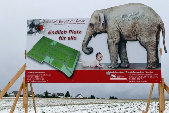 Ein großes Schild weist unübersehbar auf das neue Gornauer Wohngebiet hin. 