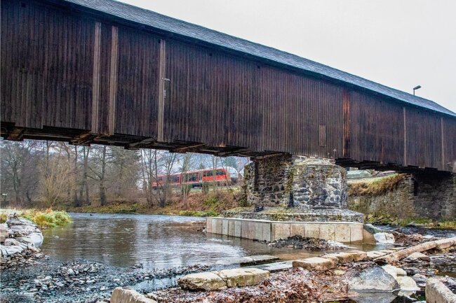 Stein des Anstoßes: der Mittelpfeiler der Hennersdorfer Holzbrücke. Einige Anwohner befürchten, dass mit der Verbreiterung des Mittelpfeilers die Überflutungsgefahr stark zunimmt. 