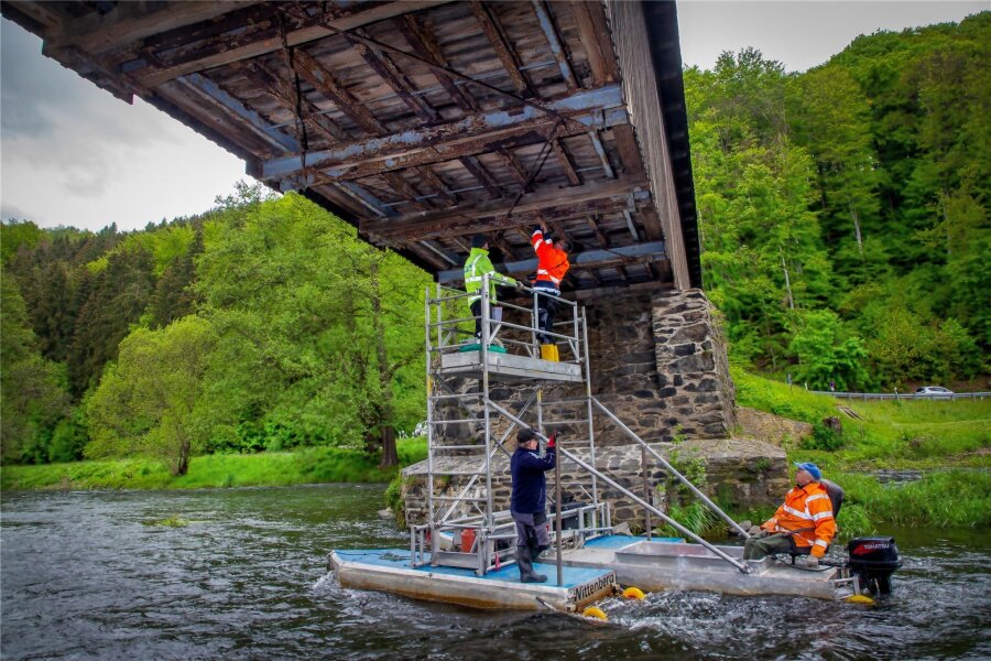 Holzbrücke Hennersdorf: Sanierung des Tragwerks verzögert sich - Im Frühjahr 2021 wurden an der Holzbrücke die Sensoren und das Messsystem angebracht, das Bewegungen des Tragwerks in Folge hoher Lasten erfasst. Der Rostbefall der Stahlträger ist auf dem Foto gut zu erkennen.