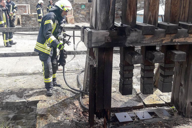 Holzdenkmal in der Saigerhütte Olbernhau brennt - 