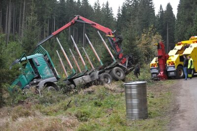 Holzhau: Holzlaster verunglückt - Öl läuft in Waldbach - 