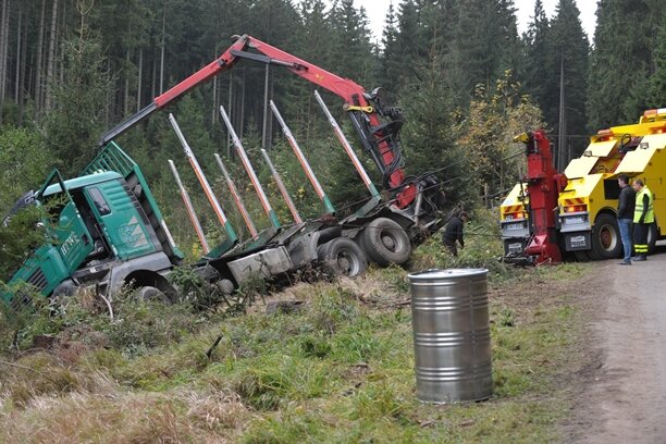 Holzhau: Holzlaster verunglückt - Öl läuft in Waldbach - 