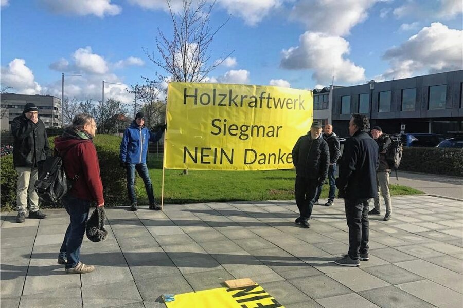 Holzkraftwerk in Siegmar: Bürgerinitiative protestiert vor Energie-Forum in Chemnitz - Kleiner Protest: Am Rande eines Energie-Forum demonstreirten Gegner eines geplanten Holzheizkraftwerks. 