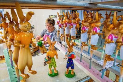 Holzkunst Gahlenz: Nach der Weihnachtsmesse kommen gleich die Osterhasen - Wissen, wo der Hase läuft: Holzmalerin Kerstin Sandig "zieht" die Hasenfiguren mit Pinsel und Farbe an. 
