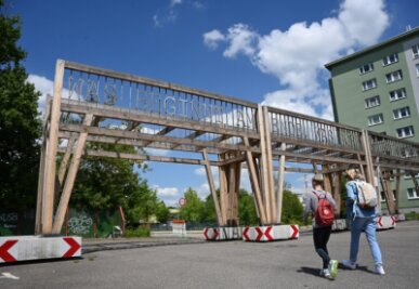Holzkunstwerk am Fluss demontiert - Die zum Festival "Gegenwarten" 2020 entstandene Arbeit "Wandelgang" ist aus dem Stadtbild verschwunden. 