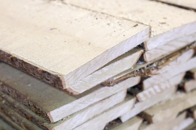 Holzlager in Deutschland leer - Bau klagt über Materialmangel - 