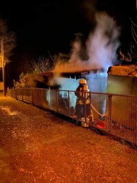Holzstapel brennt in Wiesenburg: 30 Feuerwehrleute im Einsatz - Brandbekämpfung und Aufräumarbeiten haben rund zwei Stunden gedauert. Die erste Vermutung der Polizei: Eine Kreissäge, die zuvor in Betrieb war, könnte das Feuer ausgelöst haben.