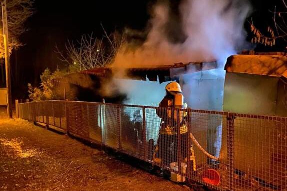 Holzstapel brennt in Wiesenburg: 30 Feuerwehrleute im Einsatz - Brandbekämpfung und Aufräumarbeiten haben rund zwei Stunden gedauert. Die erste Vermutung der Polizei: Eine Kreissäge, die zuvor in Betrieb war, könnte das Feuer ausgelöst haben.