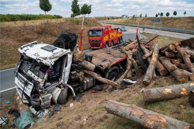 Holztransporter kommt von der Fahrbahn ab: 57-jähriger Fahrer schwer verletzt - 
