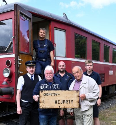 Hommage an die Weipertbahn - Eisenbahnfreude am alten Triebwagen, der auch liebevoll "Hurbinek" genannt wird: Marcel Zelenka (links), Pavel Vondrášek (oben) und weitere Mitglieder des Vereines "Heizhaus Komotov". Vorn am Schild: Uwe Schulze von der Fichtelbergbahn und vom Verein für Denkmalspflege Weipert sowie Jan Kadlec, der Buchautor "Erzgebirgische Eisenbahnstrecke Komutov-Vejprty". 