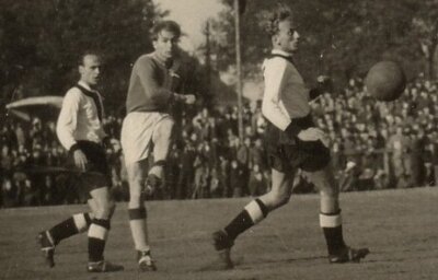 Hommage an eine Fußballlegende - Im ersten Oberligaspiel von Lauter setzt Walter Espig (Mitte) gegen Rotation Dresden in dieser Szene zu einem seiner gefürchteten Linksschüsse an. 